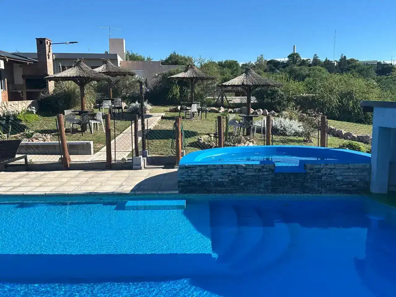 Atardecer reflejado en la piscina