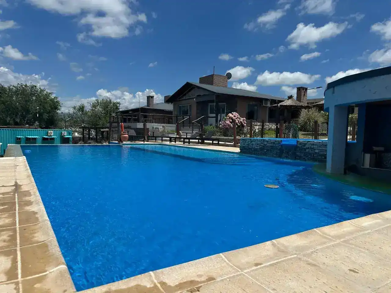 Piscina principal con vista a las sierras