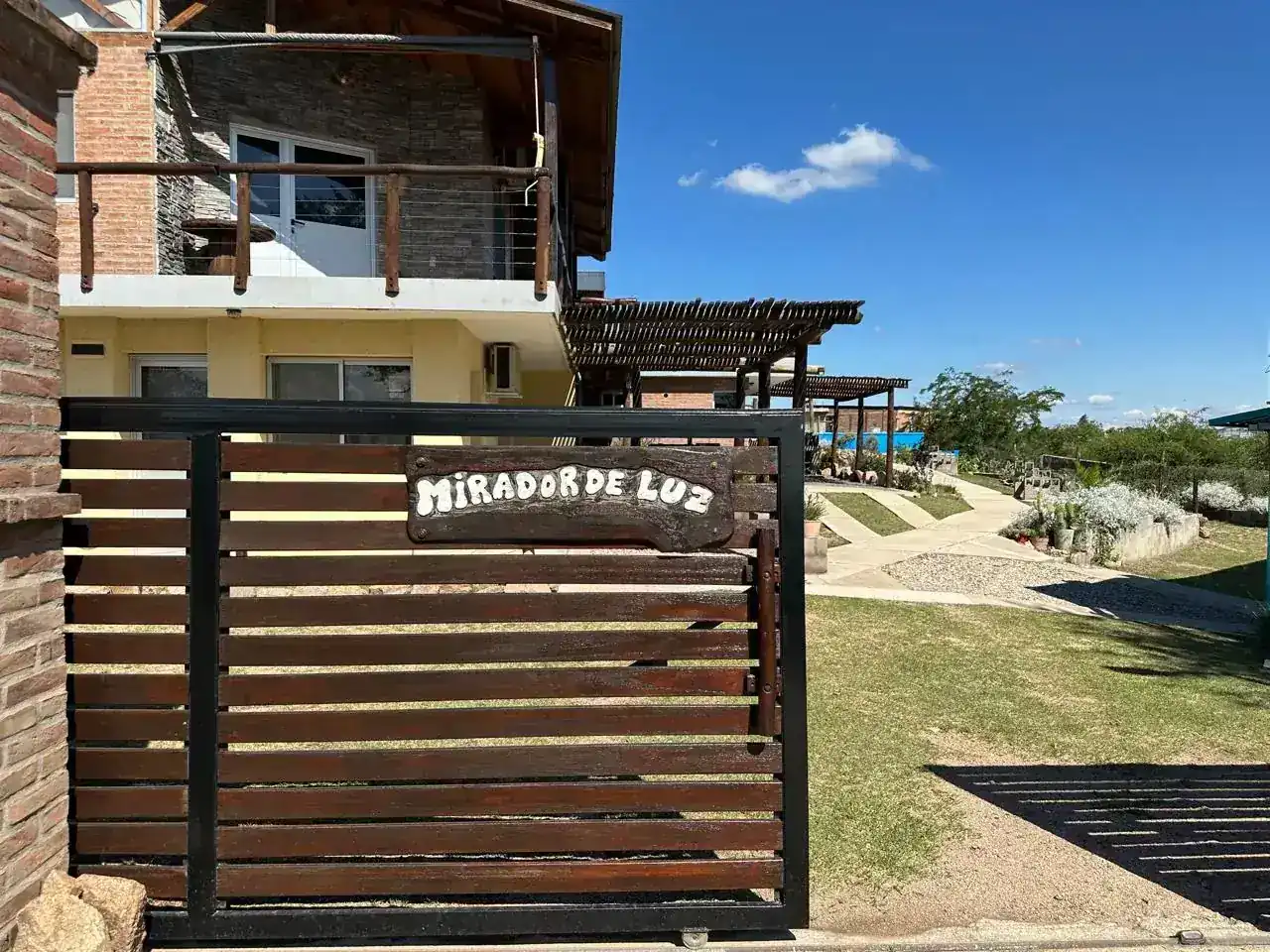 Exterior de las cabañas en armonía con la naturaleza